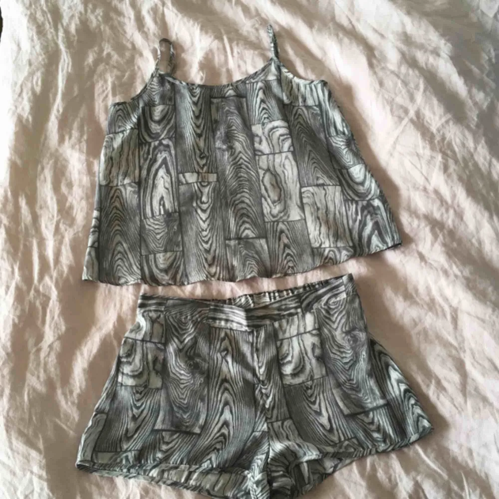 Ett skönt pyjamas-set i silkesliknande tyg. Linne & shorts. Från Monki. Frakt: 36 kr. Övrigt.