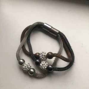  - Superfint armband! Frakt är inkluderat i priset. 