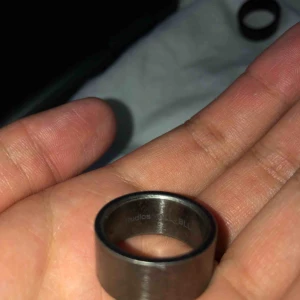  - Svart och grå Acne ringar