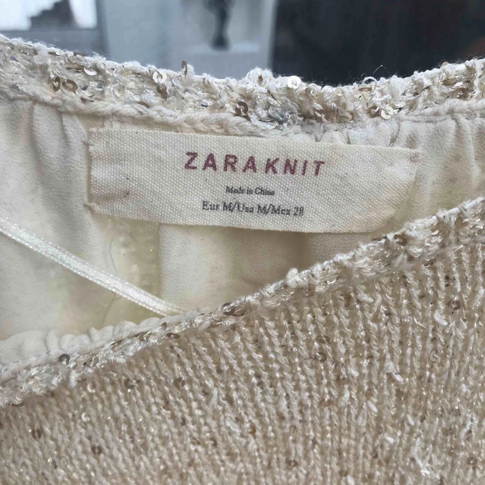 Skitfin lite glittrig tröja från Zara i storlek M. I väldigt bra skick. Frakt tillkommer . Tröjor & Koftor.