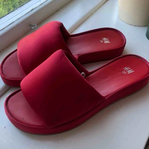  - Röda tofflor/slip-ins med tjockare sula, använda en gång.   Om frakt: 50kr