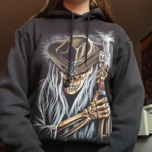  - Säljer denna coola hoodien med tryck på köpt på humana. Trycket är desamma på baksidan. ❤