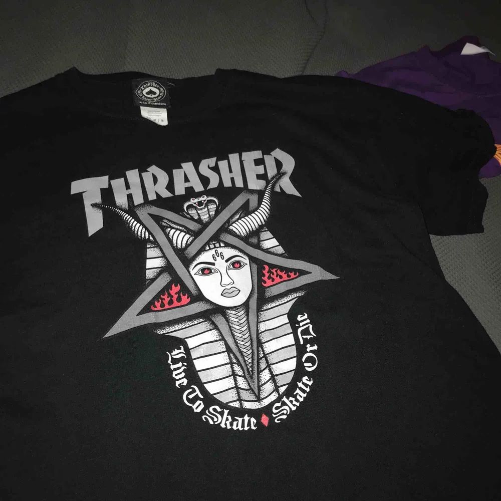 Så snygg Thrasher-tröja, knappt använd! Köpt för 600kr så sjukt bra pris! Jättebra skick, spårbar frakt inräknat i priset 💗. T-shirts.