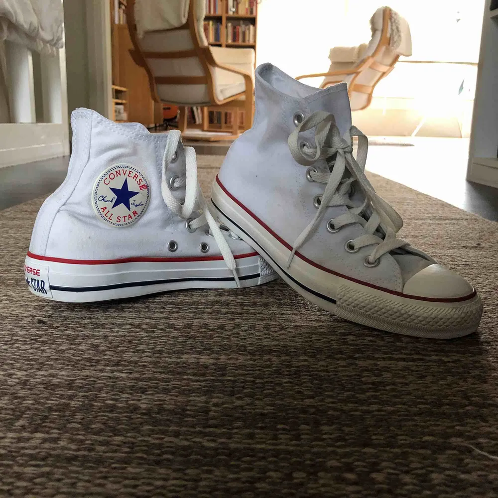Ett par vita höga converse som använts max 10 ggr. Säljs då de inte kommer till användning. Köpare står för frakt. Skor.