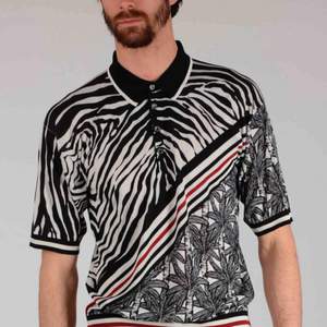 Dolce & Gabbana 100% Silk Striped Polo Shirt Storlek medium, knappt använd (ca 3 ggr) och tvättad en gång. Nypris ca 12 000 (1300$).  2017 fall collection.