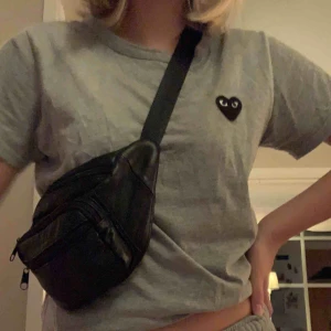  - Cdg tshirt i utmärkt skick, vet ej om den är äkta för köpte den på en second hand-butik, skulle säga att det är mer en S 🌟 Frakten kostar 59kr 