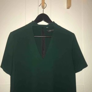  - Mörkgrön klänning med v-ringning från Zara i stl. S, säljer den även i svart!