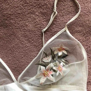  - Jätte fin topp från Lindex i kollektionen med Ella M. Köpt här på plick, lite för liten därför jag säljer. St 80 C - M