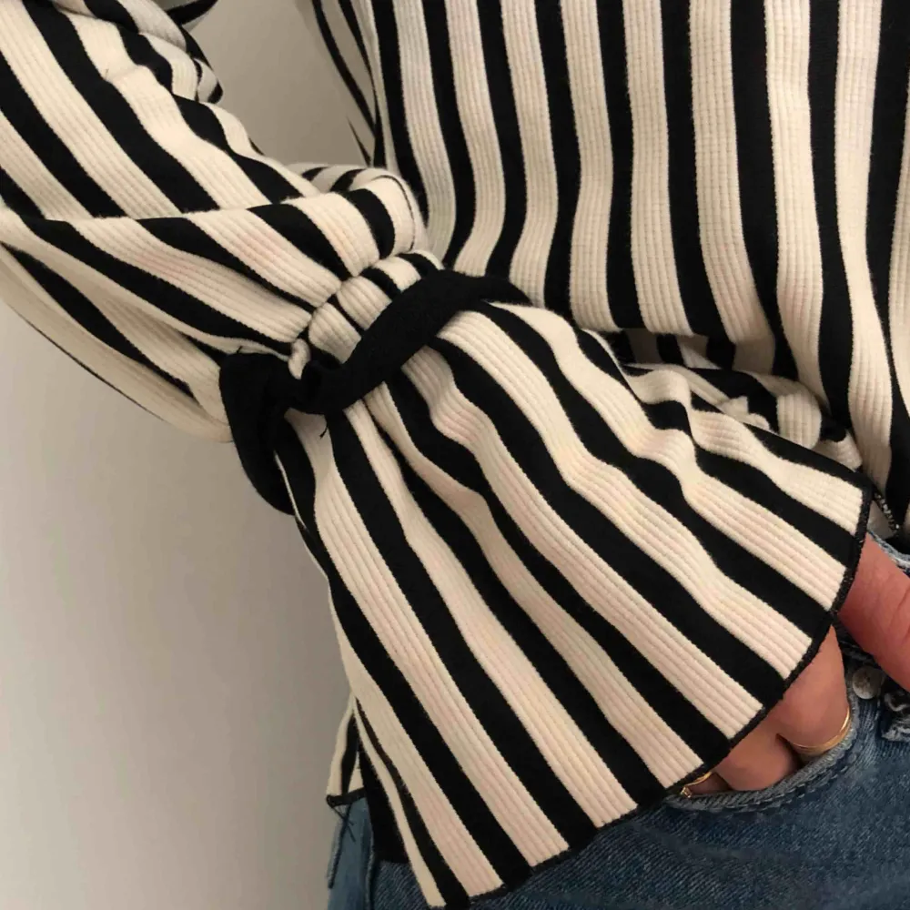 Populär slutsåld tröja från Zara! Alltid fått så mycket komplimanger när jag haft den men nu är det dags att hitta en ny ägare ❤️❤️ . Tröjor & Koftor.