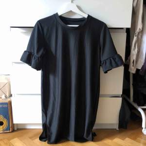Svart t-shirt klänning med liten sleve på sidorna i storlek 36. 200kr ICKE inkl frakt