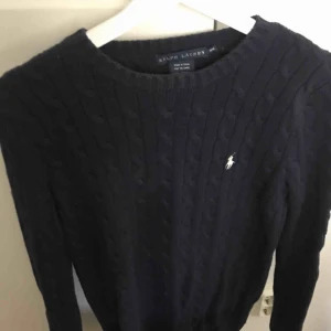  - Tröja från Ralph Lauren. Marinblå