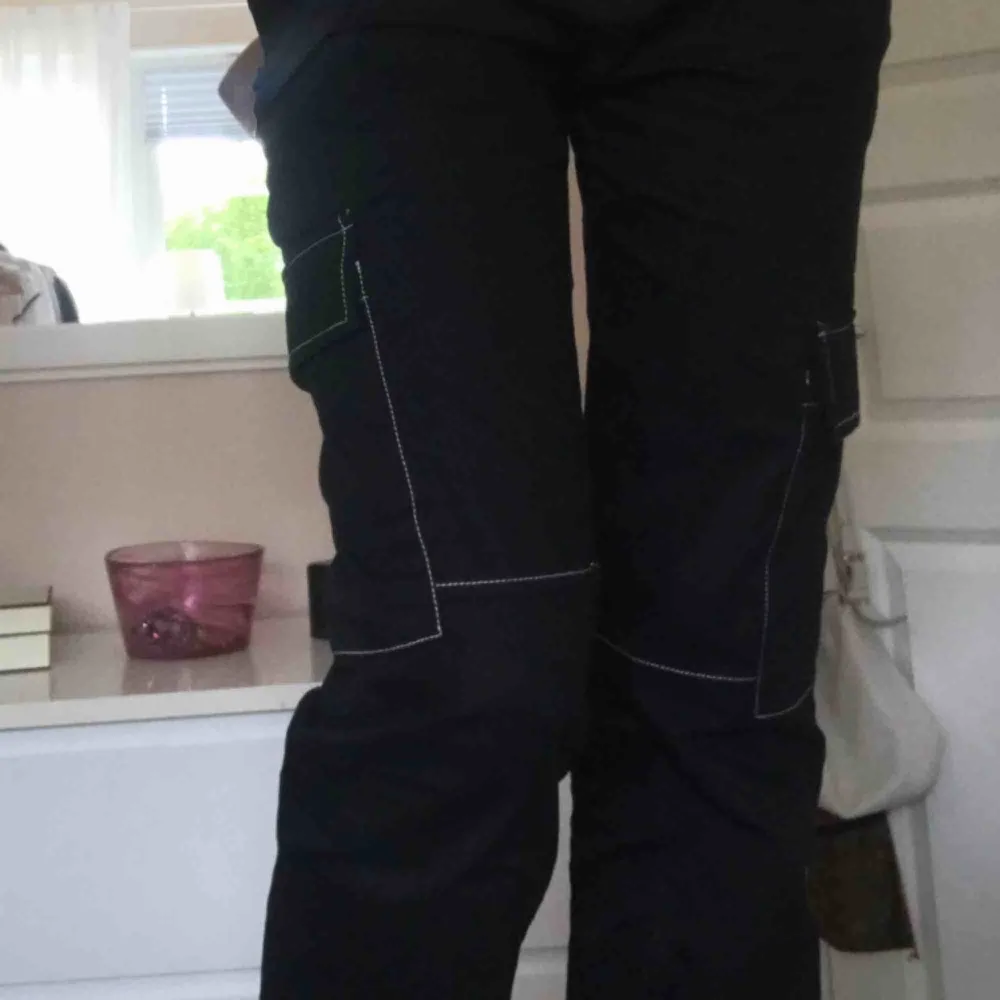 Cargo byxor i svart med bälte. Super fina! Använd 3 ggr, säljes pga inte min stil.  Köparen står för frakten 🌟NU SÄNKT PRIS :)). Jeans & Byxor.
