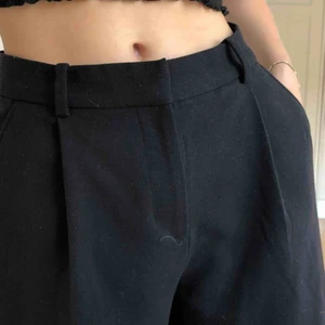  - Svarta breda kostymbyxor