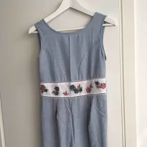 Aldrig använd jumpsuit i mycket luftigt tyg. Jättefina detaljer och jumpsuiten går ut i benen.  