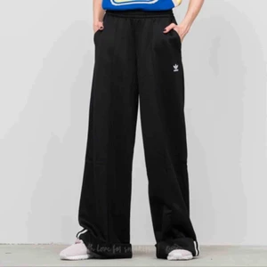  - Adidasbyxor i modellen sailor fashion league. Tre ränder längst ner vid fållen.