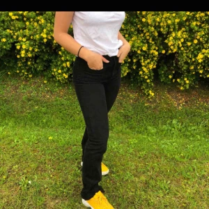  - Svarta bootcut byxor i Manchester från Wrangler, köpta nyligen för 800kr. Knappt använda så väldigt bra skick! Jag är 163 lång och dom är lite långa för mig men lätt att vika upp! 