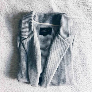  - Svinsnygg sparsamt använd ”jacka”. På mig som är 168 så slutar den ungefär på mitten av låret. Ge denna ett hem för den här snyggingen förtjänar att användas! 