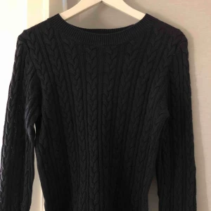  - Två st stickade tröjor från HM, aldrig använda. Frakt tillkommer 