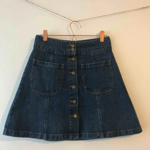  - Jeanskjol med knappar och fickor på framsidan från Bikbok. Fint skick. 💞 Köparen står för frakt. 