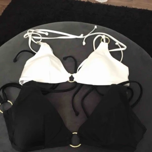  - 2st bikini toppar i fint skick :) båda för 50kr 