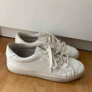  - Vita sneakers från Anna field. Ser lite skitiga ut men är i fake skinn så dem är väldigt lätta att tvätta, till skillnad från tygskor. Väldigt bekväma men kommer knappt till användning. I fint skick, endast lite slitna på sulan. 