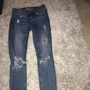  - Snygga blåa jeans från Gina tricot använd fåtal gånger ⭐️ köparen står för frakten 💕