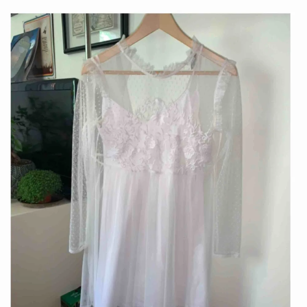 Extremt vacker klänning från ASOS, endast använd en gång så i nyskick☀️ Perfekt som studentklänning! Frakt 55 kr! . Klänningar.