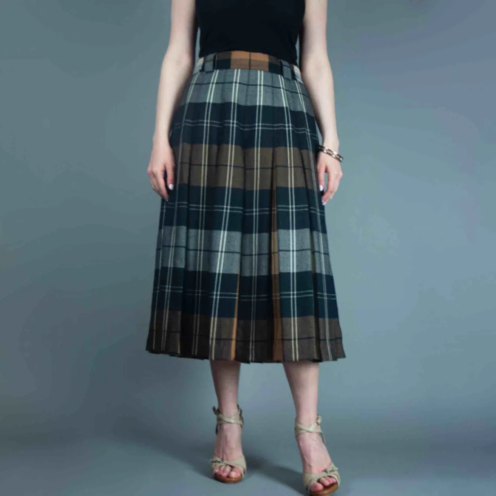 Vintage 70s wool pleated plaid midi skirt in brown size S SIZE & FIT Label: D 40, F 42, GB 14, fits best S Model: 163/XS-S Measurements: length: 76 cm waist: 37 cm Free shipping . Kjolar.