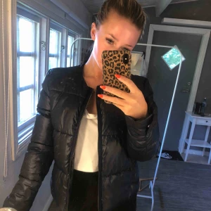  - Tunnare dunjacka ifrån mango. Fin blank marinblå färg 