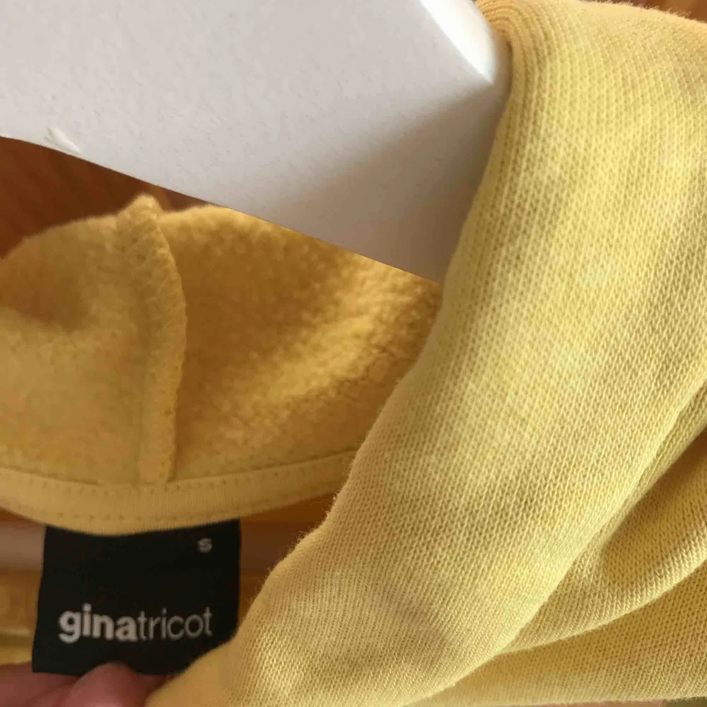 ”Honey - be fearless” Gul hoodie från GinaTricot! I bra skick. Tröjans färg beskrivs böst i första bilden.. Hoodies.