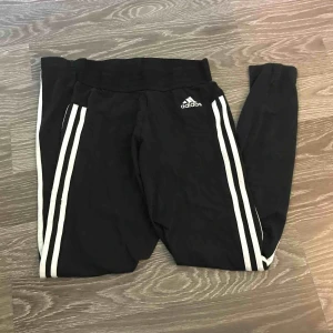  - Leggings från adidas storlek XS. Knappt använda.  Eventuell frakt betalas utav köparen. 