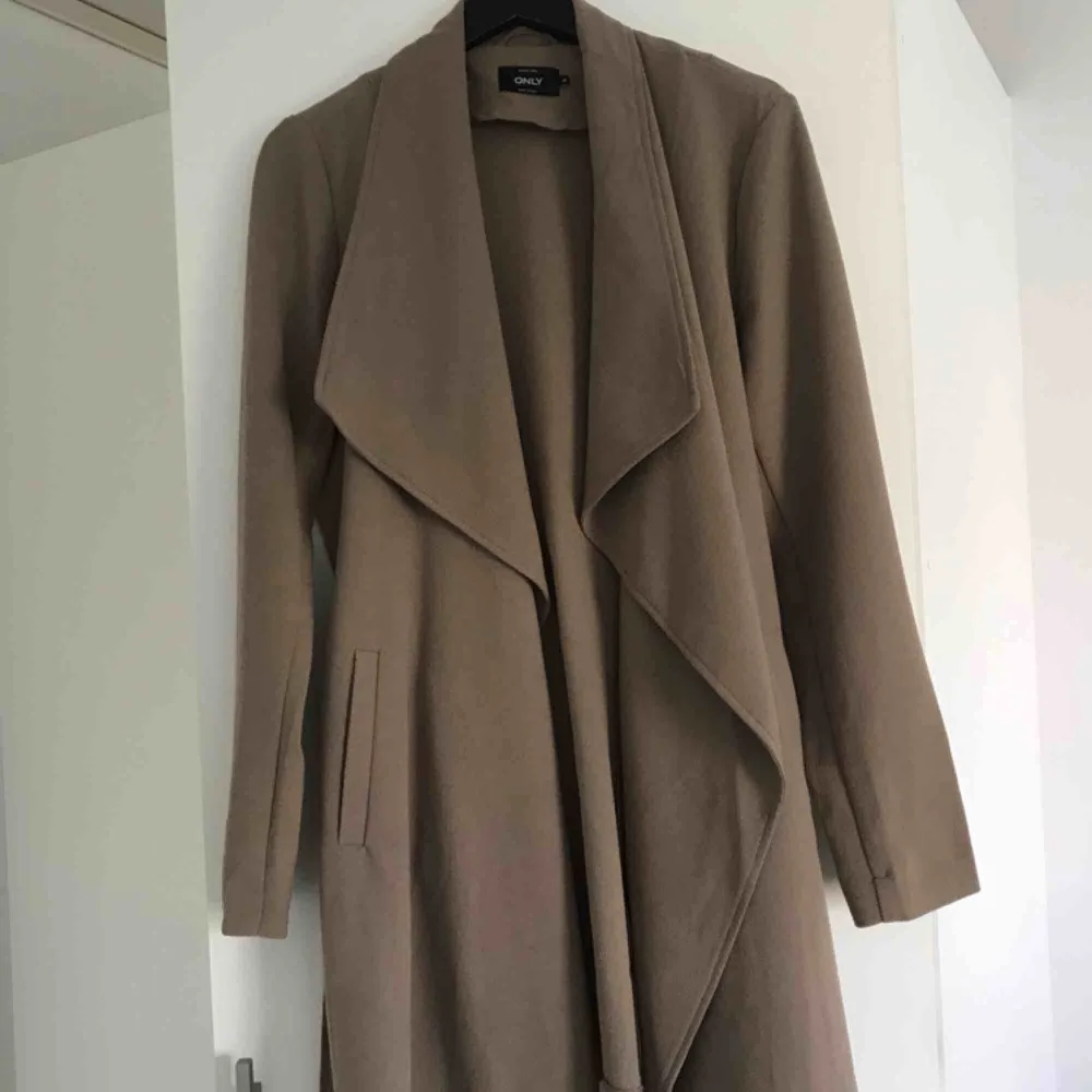 Väldigt fin kappa från Vero Moda, köpt för ca 500kr. Färgen är beige brun typ:) priset går att diskutera och frakten står du för😊. Jackor.
