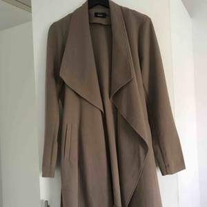 Väldigt fin kappa från Vero Moda, köpt för ca 500kr. Färgen är beige brun typ:) priset går att diskutera och frakten står du för😊