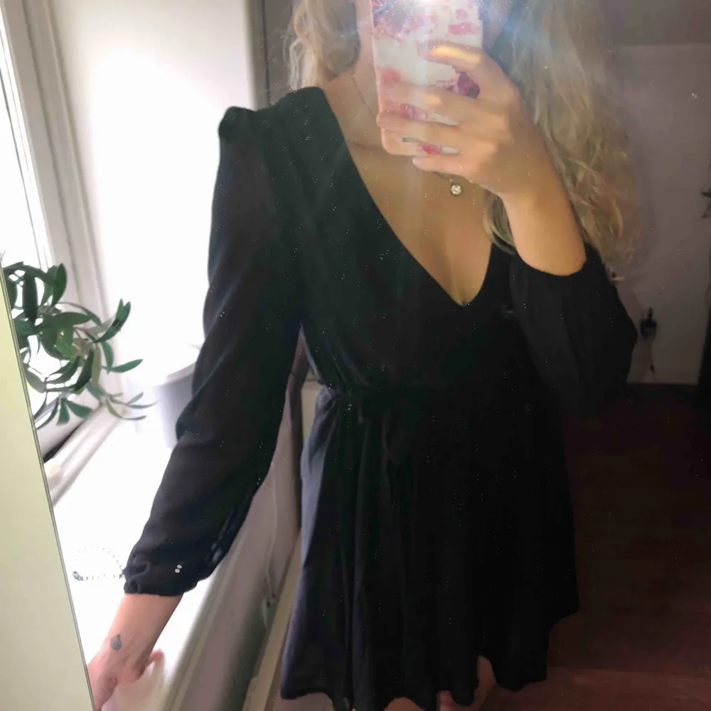 Perfekt svart klänning från Nly Trend i strl34. Säljer då den tyvärr har blivit lite för liten för mig. Finns att hämta i Östersund annars står köparen för frakten💕. Klänningar.