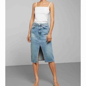  - Säljer den här nyinköpta kjolen från weekday pga för lite användning. Supercool och bekväm kjol! Originalpris 450kr. Köpare står för frakt. Skriv för fler bilder ❣️