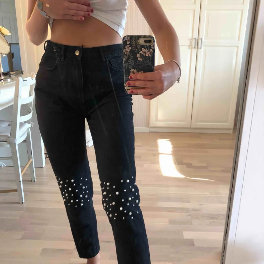 Svarta jeans från NA-KD med pärldetaljer på knäna, supersnygga men små i storleken, skulle säga att de passar bättre på en med storlek 36. Frakt: 60kr. Jeans & Byxor.