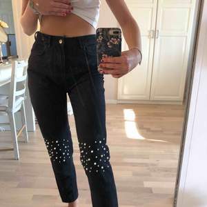 Svarta jeans från NA-KD med pärldetaljer på knäna, supersnygga men små i storleken, skulle säga att de passar bättre på en med storlek 36. Frakt: 60kr