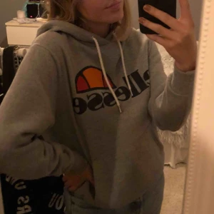  - Nypris 800kr, Ellesse hoodie köpt från junkyard för ungefär ett år sedan och är använd fåtal gånger, skulle säga att storleken är närmare en S men passar M 🦋 250kr inklusive frakt :))