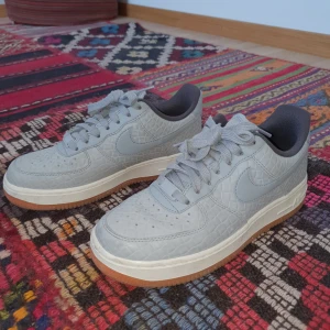  - Nike air force 1 använde en gång, var tyvärr inte min smak men jätte fint skick bara fått en liten svart fläck som går ta bort 