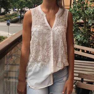  - Fin blus med pärlor, köpt i Lindex 