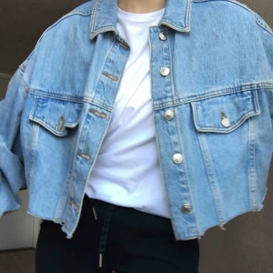  - Superfin oversized cropped jeansjacka från Topshop. Jackan är i finskick. Säljer pga inte min stil längre :(  Frakt tillkommer  