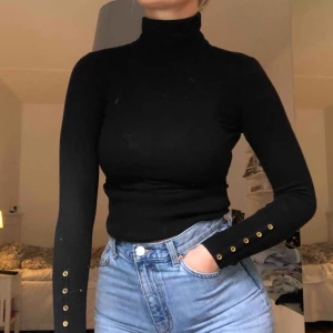  - Säljer denna svarta polotröja med lite guldiga detaljer!!💞från hm och knappt använd.