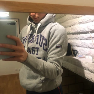 Hoodie ifrån Superdry - Säljer min hoodie ifrån Superdry som tyvärr inte kommer till användning. Hoodien har tryck på baksidan, framsidan och på huvan. Hoodien är använd max 10 gånger men den är som ny. Hoodien är i storlek Small men passar också XS. Frakten ingår i priset💖