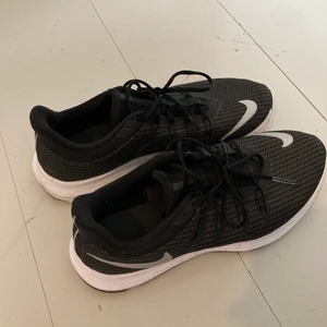 Nike springskor strl 39 - Säljer dessa springskor från nike pga fel storlek. Är i bra skick och nästan aldrig använda. 
