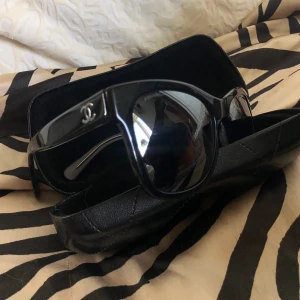 Äkta Chanelglasögon - Snygga solglasögon från Chanel, äkta. Kvitto, fodral i läder och fodral i tyg medföljer samt boxen den kom i. Inköpta för 3000kr, väldigt lite använda. 