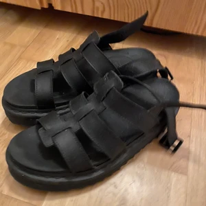 De martens sandaler - Fint skick, superfina! Passar storlek 39. Lite platå. Möts upp