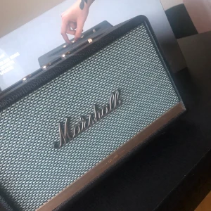 Marshell högtalare  - Inköpt för några månader sen. Inte kommit till användning pga rädd över att störa mina nya grannar😅 i nytt skick, använd väldigt fåtal gånger 