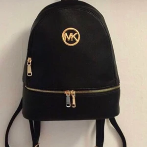 michael kors ryggsäck - Äkta Michael kors väska. Använder inte längre. Mkt bra skick 