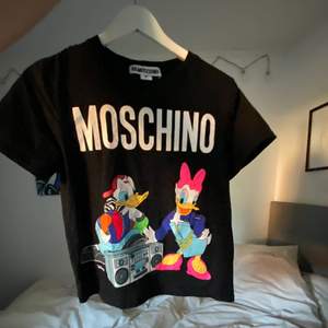 Säljer denna tshirt från HmXMoschino i strl S🥰 köpt av en på plick men aldrig använt, super bra skick😍150kr + frakt💗 köpt för 300kr