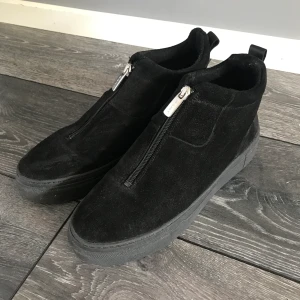 GANT strl 39 - Endast använda ett par tre gånger, nyskick. Väldigt sköna. Nypris ca 1200. Tillkommer fraktkostnad alternativt hämtas i Sösdala 🖤